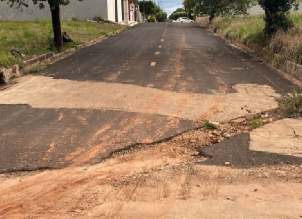 Voc Reprter: Moradora denuncia buraco grande no final da Rua das Accias, Jardim Acapulco em OC