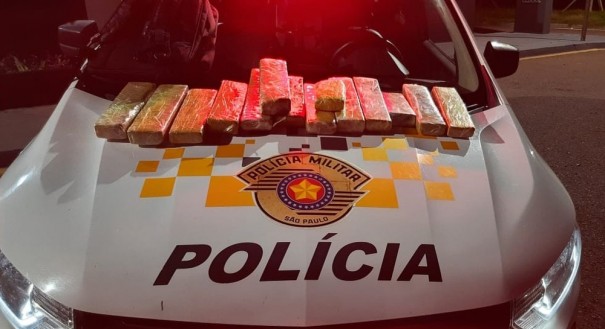 Passageiro fica nervoso durante fiscaliza��o policial e acaba preso por transportar 10kg de maconha
