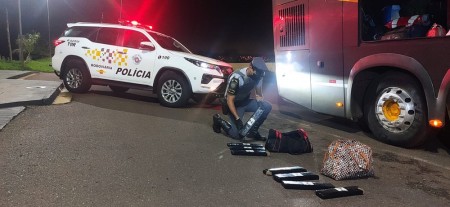 Passageira de ônibus é presa com 9 quilos de maconha em malas