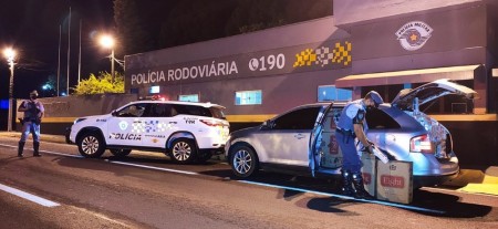 Rapaz tenta fugir com carga de 25 mil maços de cigarros contrabandeados em carro e acaba preso