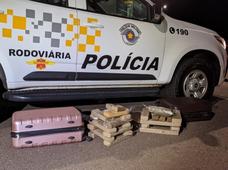 Fiscalização na Rodovia Raposo Tavares apreende mais de 20 quilos de maconha em malas de mulher e adolescente