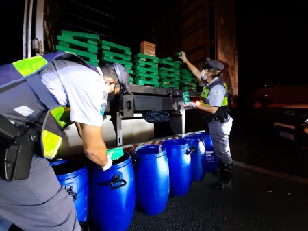 Motorista demonstra nervosismo em abordagem e polícia localiza 120kg de maconha e 4kg de crack