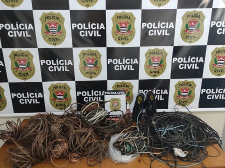 Rapaz furta 120 metros de fios elétricos em construção de creche e esconde material em máquina de lavar roupa