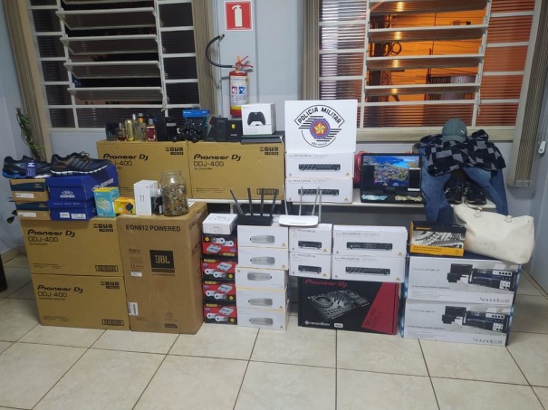 Trio armado amarra casal e prende criana em banheiro durante roubo em residncia