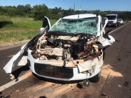 Mulher fica ferida após batida traseira entre carro e caminhão em Adamantina