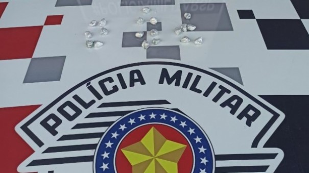 No Jardim Brasil, PM faz pris�o por tr�fico de drogas e apreende pedras de crack prontas para venda
