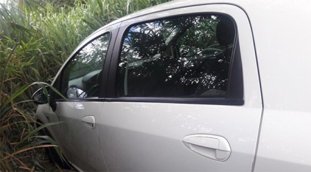 Veículo cai em ribanceira na SP-294