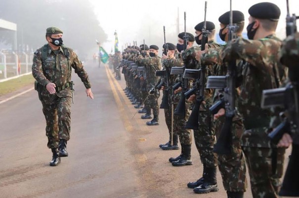 Militares devem se vacinar, usar mscara e no divulgar fake news, determina Exrcito