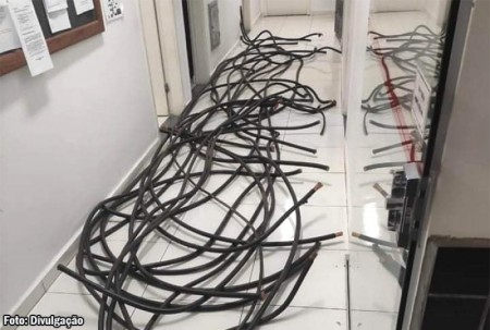 Indivíduo é preso com fios furtados de empresa em Bastos 