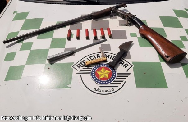 Homem � flagrado com espingarda pr�ximo do rio Aguape�, na ponte da SP-425