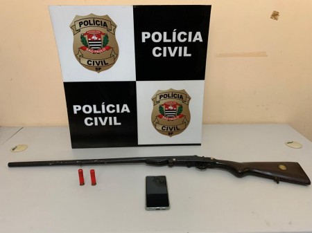 Policiais civis e militares cumprem mandados de busca e apreensão e prendem um homem em flagrante durante operação 