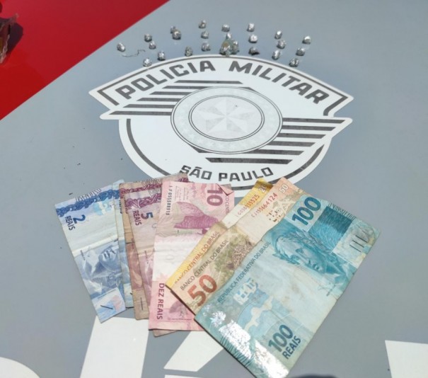 Pol�cia Militar prende homem por tr�fico de drogas e apreende mais de 20 pedras de crack, em OC