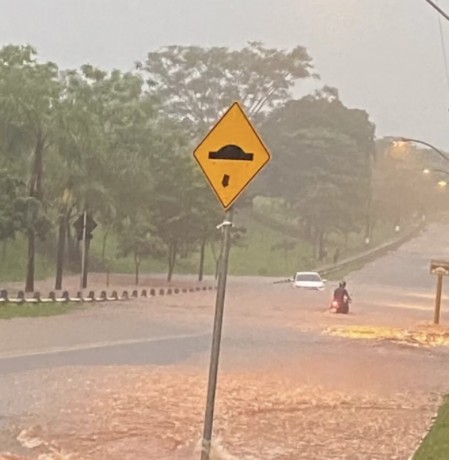 Chuva forte causa transtornos e alagamento em alguns pontos de Osvaldo Cruz