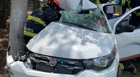 Motorista fica ferido e carro destruído em acidente na vicinal que liga Adamantina à Lucélia