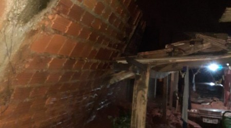 Chuva forte provoca alagamento e queda de muro em Salmourão 