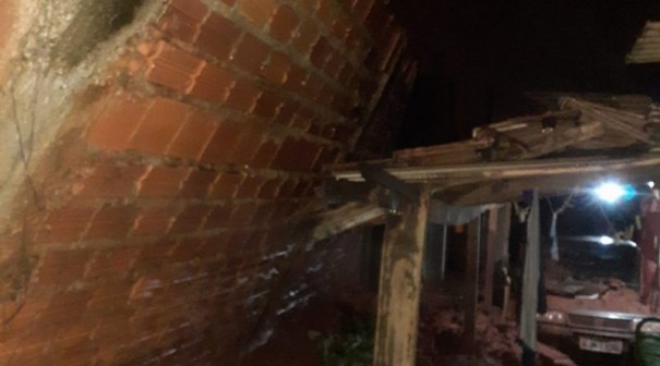 Chuva forte provoca alagamento e queda de muro em Salmouro 