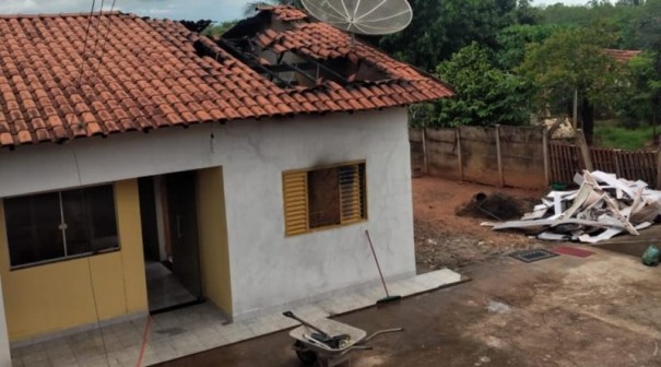 Casa  parcialmente destruda por incndio em Luclia