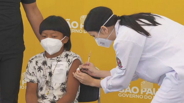 Indígena de 8 anos é a primeira criança a receber dose de vacina infantil contra Covid-19 em SP