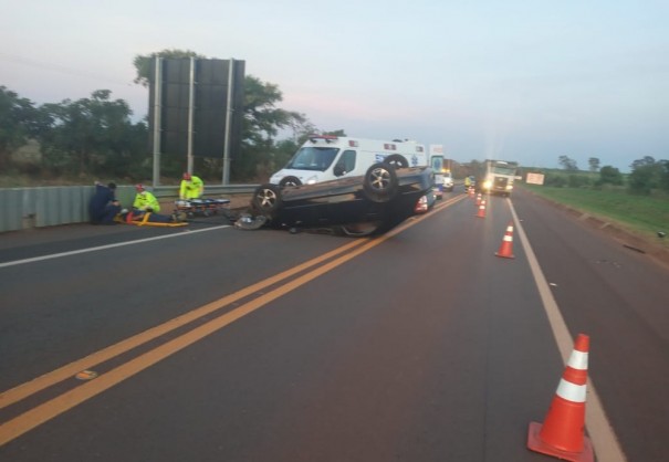 Ap�s colis�o lateral, ve�culo capota e uma pessoa fica ferida na SP-294