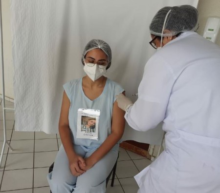 Hoje completa um ano da primeira aplicação de dose de vacina contra a Covid-19 em OC