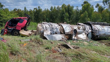 Caminhão tomba e motorista fica gravemente ferido na Rodovia Jorge Bassil Dower 