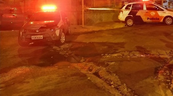 Tr�s homens s�o presos e um acaba morto em confronto com a Pol�cia