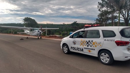 Avião decola em rodovia do interior de SP após pouso forçado.