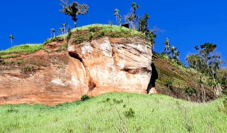 Concessionária inicia processo de remoção de rocha com risco de desmoronar sobre rodovia no interior de SP