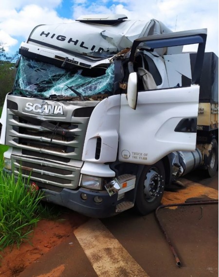 Aduela metálica cai na Rodovia da Integração e atinge cabine de carreta