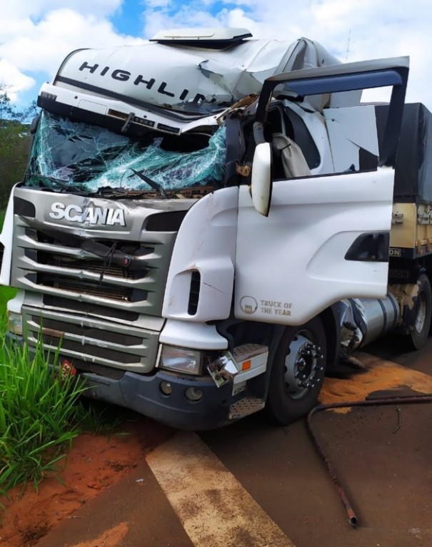 Aduela met�lica cai na Rodovia da Integra��o e atinge cabine de carreta