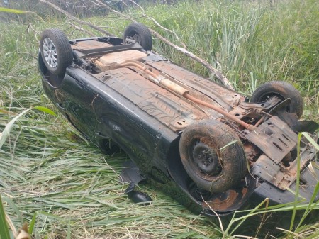 Motorista perde o controle da direção e carro capota na Rodovia Comandante João Ribeiro de Barros