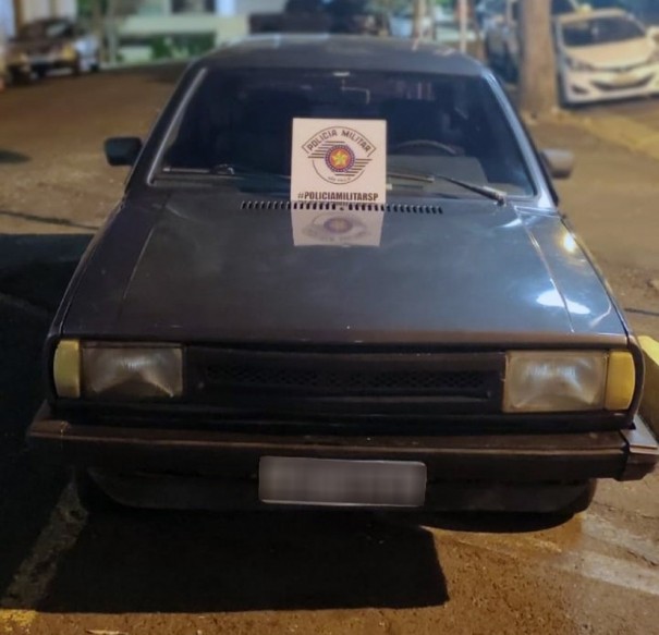Pol�cia recupera carro furtado cerca de uma hora ap�s o crime e prende dois homens; ve�culo tem 36 anos