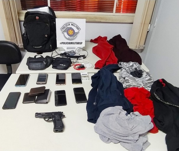 Trio � preso ap�s roubar sete funcion�rios de shopping com simulacro de arma de fogo