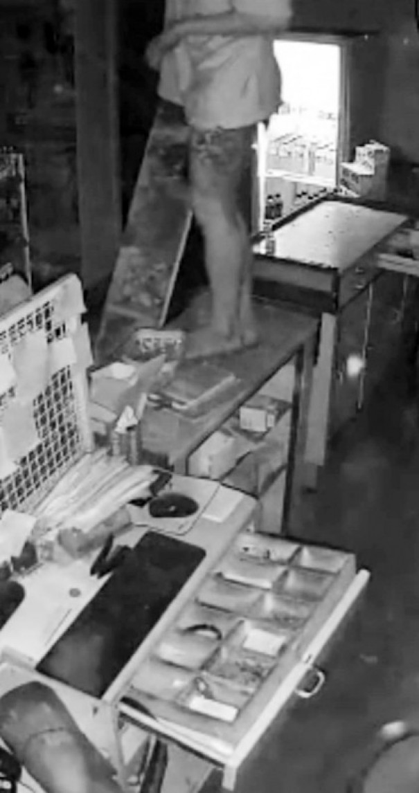 C�meras de seguran�a registram furto em farm�cia e policiais identificam autor por tatuagem na perna