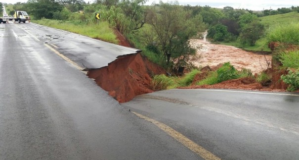 Chuva causa alagamentos e interdi��es em rodovias na regi�o de Presidente Prudente