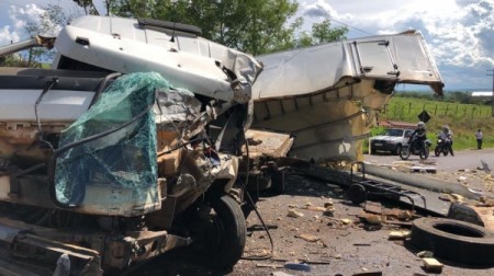 Colisão entre dois caminhões deixa três feridos na vicinal Tupã/Quatá