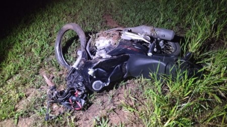 Carro e moto batem de frente e piloto morre no local após colisão, em rodovia da região