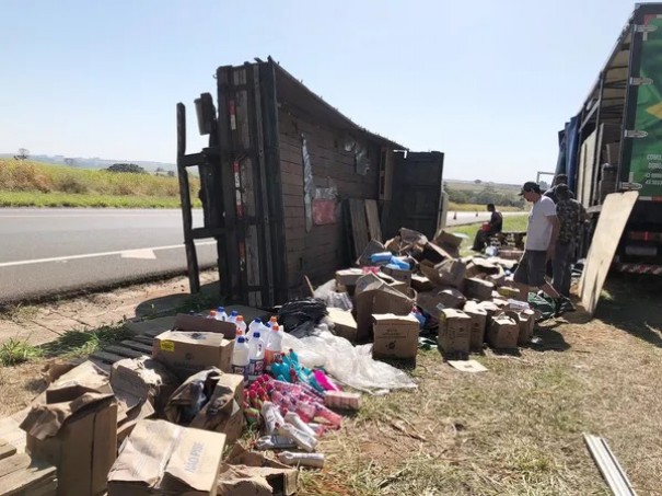 Luzes altas prejudicam visibilidade de motorista e provocam tombamento de caminh�o na Rodovia Assis Chateaubriand