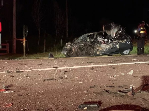 Mulher morre e cinco pessoas ficam feridas ap�s batida entre carro e �nibus em Presidente Bernardes