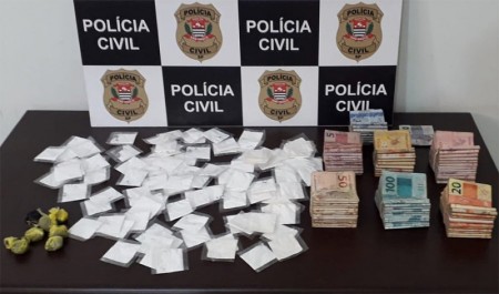 Bastos: operação prende dupla é apreende 111 porções de cocaína e 8 de maconha e r$ 26,6 mil