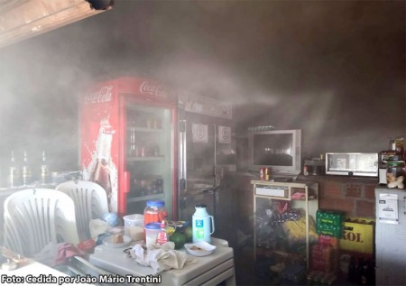 Incêndio atinge bar no estádio municipal de Iacri (SP) 