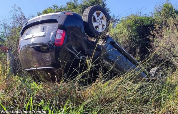 Ve�culo capota na vicinal que liga os munic�pios de Bastos e Tup�