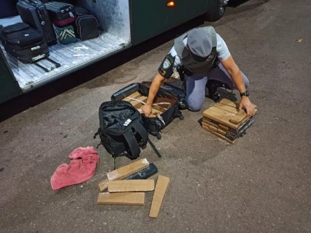 Quase 44kg de maconha são apreendidos durante fiscalização policial na SP-270, em Presidente Venceslau