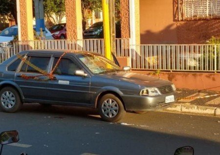 Funcionário público atropela adolescente com carro da Prefeitura no centro de Osvaldo Cruz