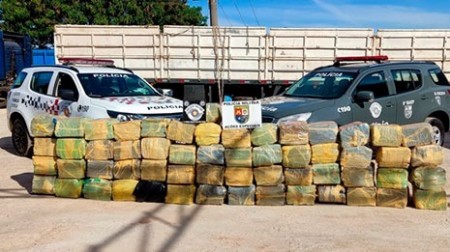 PM apreende caminhão carregado com drogas na marginal da Raposo Tavares em Assis