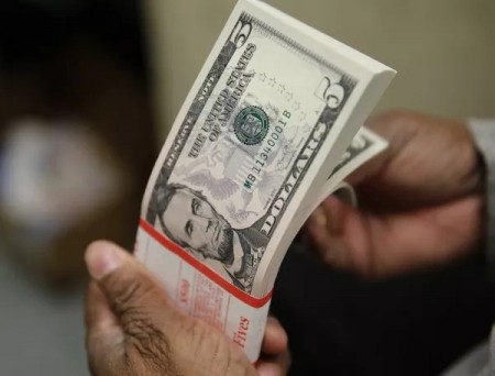 Dólar bate em R$ 5,33 após aprovação de 'PEC Kamikaze' no Senado