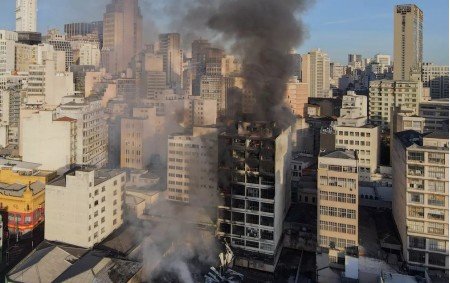 Bombeiros ficam feridos durante incêndio em SP e são levados a hospital com mais de 15% do corpo queimado