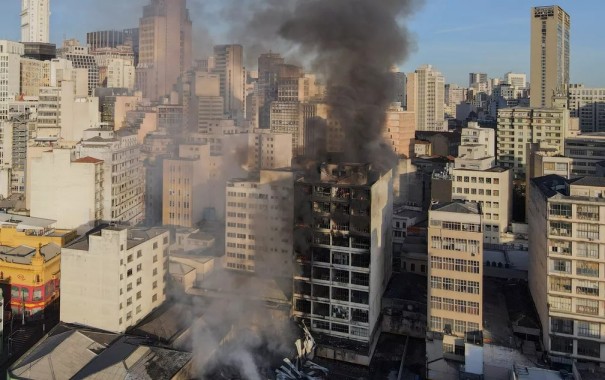 Bombeiros ficam feridos durante inc�ndio em SP e s�o levados a hospital com mais de 15% do corpo queimado