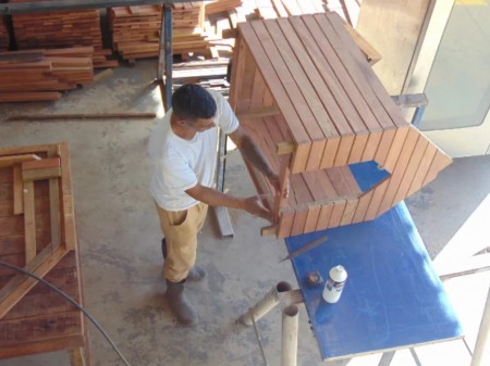 Nas mãos de presos da Penitenciária de Caiuá, madeira ilegal apreendida pela Polícia Ambiental vira abrigos para animais