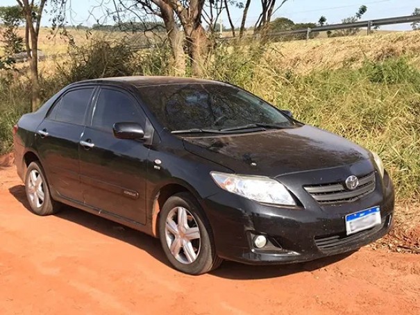 Ve�culo roubado � encontrado pela Pol�cia Militar em canavial